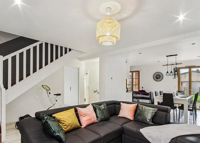 Chic Friendly And Spacious House